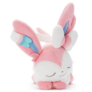 Schlafendes Feelinara Plüschtier Sylveon Plushie - Pokemon Center Japan Original -Takara Tomy