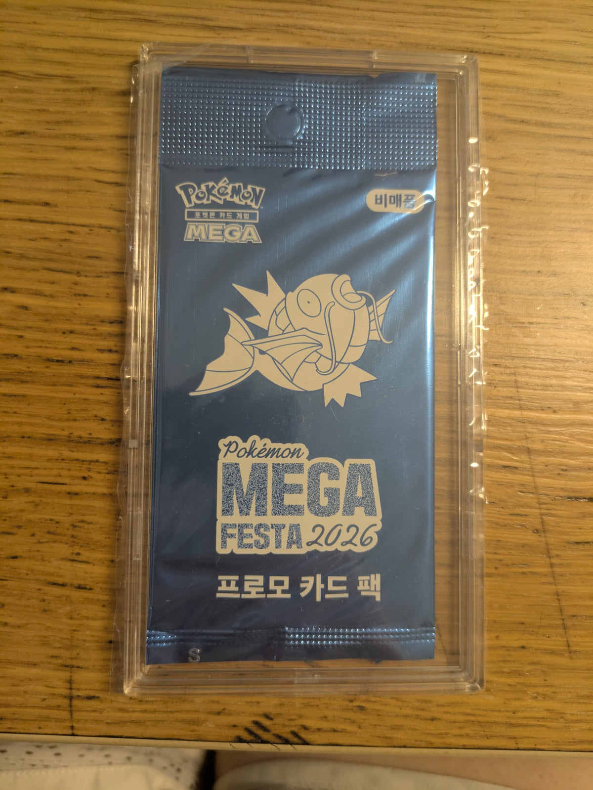 Pokémon Karpador Mega Festa 2026  Magikarp Promo Card 040/M-P Koreanisch - Sealed mit Acryl Case