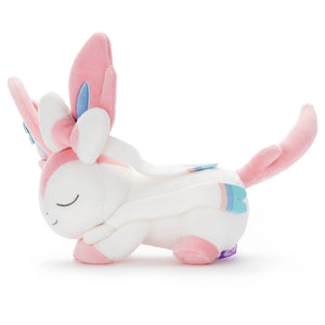 Schlafendes Feelinara Plüschtier Sylveon Plushie - Pokemon Center Japan Original -Takara Tomy